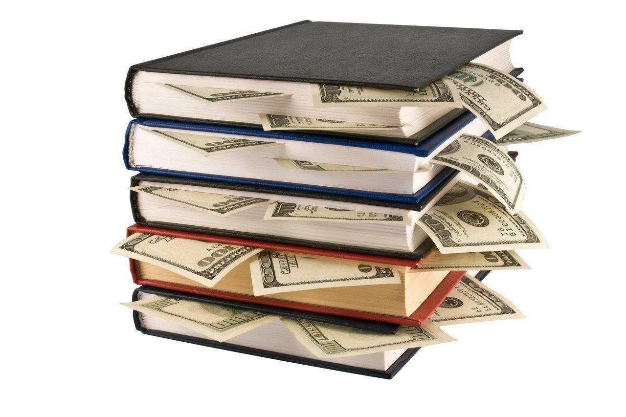 This money on books. Стопка книг. Много книг. Книга деньги. Стопка книг на белом фоне.